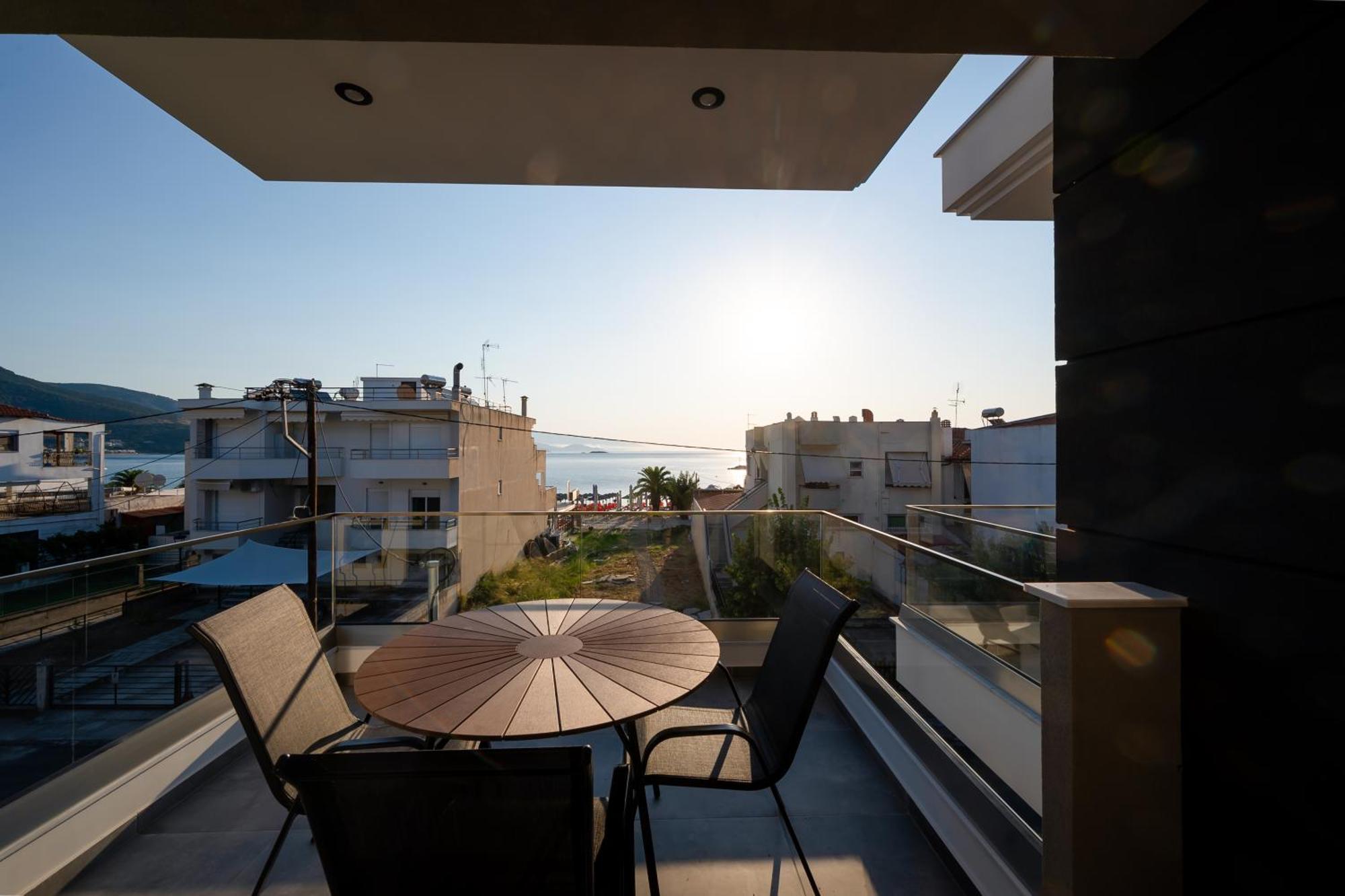 Blue Wave Luxury Suites Nea Iraklitsa Номер фото